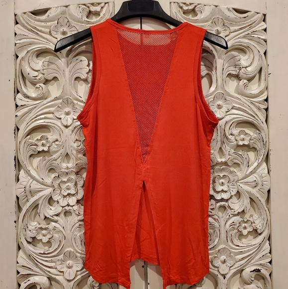 Red athletic tie back mesh tank top - Picture 5 of 12